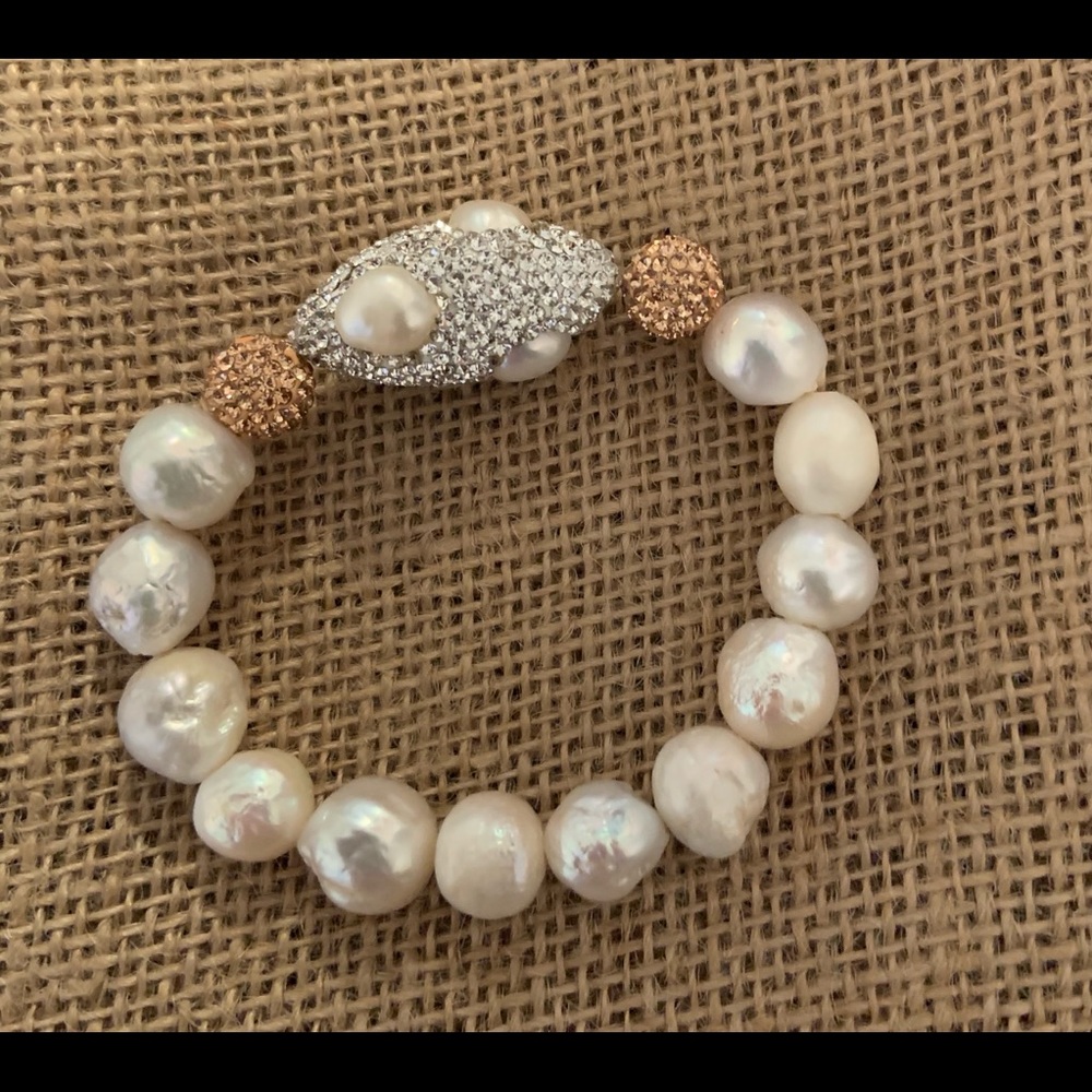 Fresh water pearl bracelet w/ large crystal stone